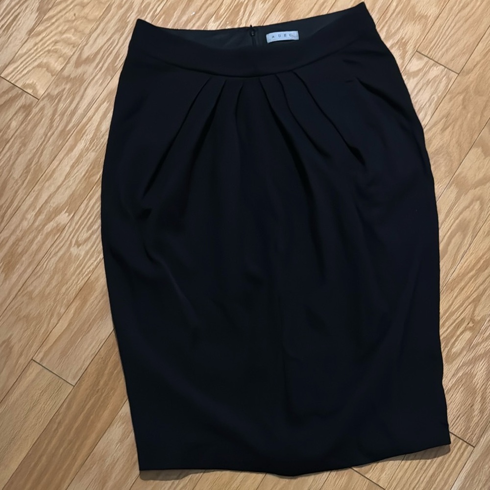Has pockets! ADEC2 Black Pleated Stretchy Ponte Knit Pencil Skirt